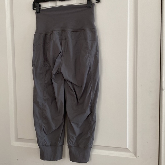 Lululemon Athletic women’s High Rise Gray Leggings Size 4 - Picture 2 of 8